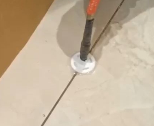 绥芬河瓷砖空鼓维修公司专业解答瓷砖在铺贴过程中，如果没有涂抹均匀到位的粘结材料（如水泥砂浆或瓷砖胶），可能会导致以下问题